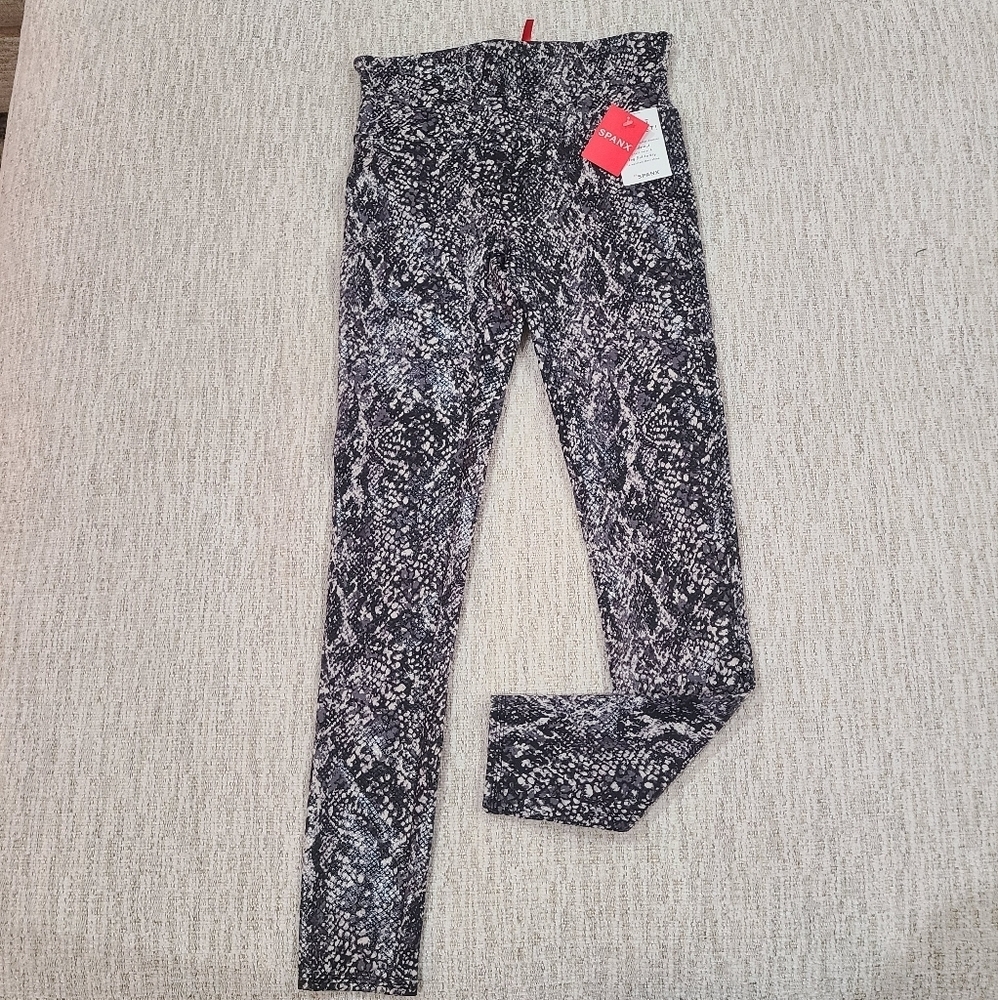 NEW Spanx Faux Leather Snake Skin Shine Leggings Womens Medium Stretch Gray Blk - Picture 2 of 10